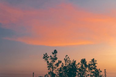 Gün batımında Mavi ve Pembe Gökyüzü ile Binh Kilisesi Huzurlu bir atmosfer Oluşturuyor