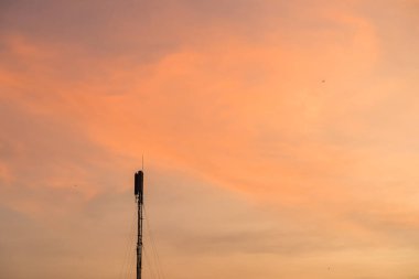 Gün batımında Mavi ve Pembe Gökyüzü ile Binh Kilisesi Huzurlu bir atmosfer Oluşturuyor