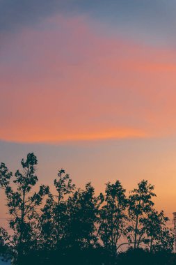 Gün batımında Mavi ve Pembe Gökyüzü ile Binh Kilisesi Huzurlu bir atmosfer Oluşturuyor