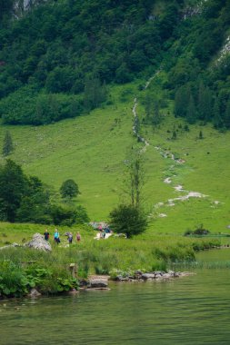 Almanya 'da Bavyera' da Konigssee Gölü 'nde, Berchtesgaden Alman Alpleri' nde Beyaz Bot Ormanı Dağı 'nın yanında kilise ve Güneşli Trek gezisi. Yüksek kalite fotoğraf