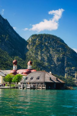 Almanya 'da Bavyera' da Konigssee Gölü 'nde, Berchtesgaden Alman Alpleri' nde Beyaz Bot Ormanı Dağı 'nın yanında kilise ve Güneşli Trek gezisi. Yüksek kalite fotoğraf