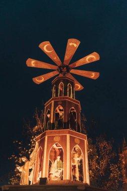 Geleneksel Alman Noel Piramidi festival bayramı pazarında gece aydınlandı. Yüksek kalite fotoğraf