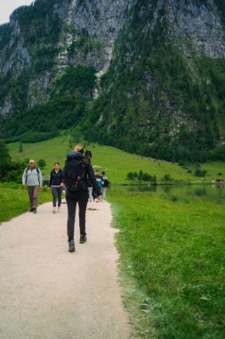Almanya 'da Bavyera' da Konigssee Gölü 'nde, Berchtesgaden Alman Alpleri' nde Beyaz Bot Ormanı Dağı 'nın yanında kilise ve Güneşli Trek gezisi. Yüksek kalite fotoğraf