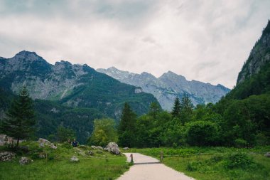 Almanya 'da Bavyera' da Konigssee Gölü 'nde, Berchtesgaden Alman Alpleri' nde Beyaz Bot Ormanı Dağı 'nın yanında kilise ve Güneşli Trek gezisi. Yüksek kalite fotoğraf