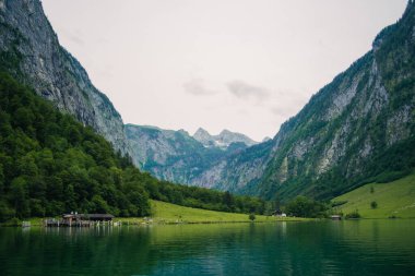 Almanya 'da Bavyera' da Konigssee Gölü 'nde, Berchtesgaden Alman Alpleri' nde Beyaz Bot Ormanı Dağı 'nın yanında kilise ve Güneşli Trek gezisi. Yüksek kalite fotoğraf