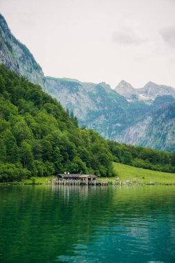 Almanya 'da Bavyera' da Konigssee Gölü 'nde, Berchtesgaden Alman Alpleri' nde Beyaz Bot Ormanı Dağı 'nın yanında kilise ve Güneşli Trek gezisi. Yüksek kalite fotoğraf