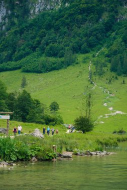 Almanya 'da Bavyera' da Konigssee Gölü 'nde, Berchtesgaden Alman Alpleri' nde Beyaz Bot Ormanı Dağı 'nın yanında kilise ve Güneşli Trek gezisi. Yüksek kalite fotoğraf