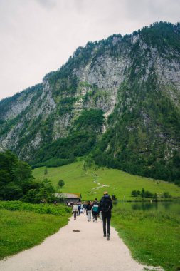 Almanya 'da Bavyera' da Konigssee Gölü 'nde, Berchtesgaden Alman Alpleri' nde Beyaz Bot Ormanı Dağı 'nın yanında kilise ve Güneşli Trek gezisi. Yüksek kalite fotoğraf