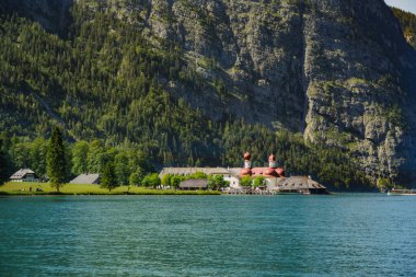 Almanya 'da Bavyera' da Konigssee Gölü 'nde, Berchtesgaden Alman Alpleri' nde Beyaz Bot Ormanı Dağı 'nın yanında kilise ve Güneşli Trek gezisi. Yüksek kalite fotoğraf