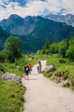 Almanya 'da Bavyera' daki Konigssee Gölü 'ne Beyaz Bot Ormanı Dağları' ndaki kilise ve Berchtesgaden Alman Alpleri 'ndeki Güzel Güneşli Seyahat. Yüksek kalite fotoğraf