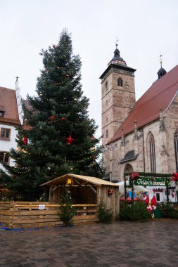 Avrupa şehir meydanında süslenmiş Noel ağacı tarihi kilise bayramı tezgahları ve kış atmosferiyle. Yüksek kalite fotoğraf