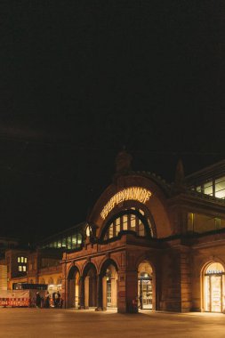 Erfurt 'ta Tarih Mimarisi Gece Aydınlandı. Yüksek kalite fotoğraf