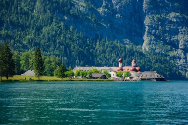 Almanya 'da Bavyera' da Konigssee Gölü 'nde, Berchtesgaden Alman Alpleri' nde Beyaz Bot Ormanı Dağı 'nın yanında kilise ve Güneşli Trek gezisi. Yüksek kalite fotoğraf