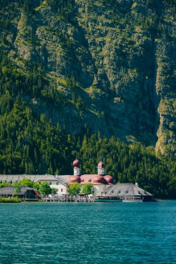 Almanya 'da Bavyera' da Konigssee Gölü 'nde, Berchtesgaden Alman Alpleri' nde Beyaz Bot Ormanı Dağı 'nın yanında kilise ve Güneşli Trek gezisi. Yüksek kalite fotoğraf