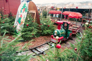 Minyatür Noel Treni Bayram Ağaçları ve Tatil Dekorasyonu Arasında. Yüksek kalite fotoğraf