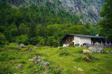 Almanya 'da Bavyera' da Konigssee Gölü 'nde, Berchtesgaden Alman Alpleri' nde Beyaz Bot Ormanı Dağı 'nın yanında kilise ve Güneşli Trek gezisi. Yüksek kalite fotoğraf