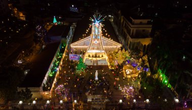 Noel 'de Binh An Kilisesi Uçan Kamera Görünümü Çarpıcı Şenlik Işığı