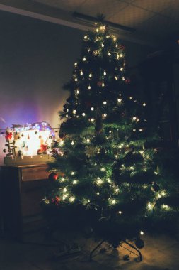 Noel Ağacı Kitap ve İsa 'nın Doğumu Sahnesi Şenlik Dekorasyonları ve Sıcak Mevsimlik Atmosfer. Yüksek kalite fotoğraf