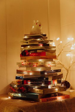 Noel Ağacı Kitap ve İsa 'nın Doğumu Sahnesi Şenlik Dekorasyonları ve Sıcak Mevsimlik Atmosfer. Yüksek kalite fotoğraf