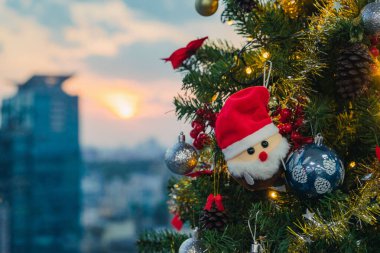 Noel Ağacı Doğum Sahnesi ve Noel Baba 'yla Ofis Şenlik Atmosferinde Balon Dekorasyonu. Yüksek kalite fotoğraf