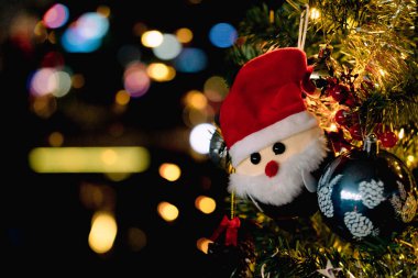 Noel Ağacı Doğum Sahnesi ve Noel Baba 'yla Ofis Şenlik Atmosferinde Balon Dekorasyonu. Yüksek kalite fotoğraf