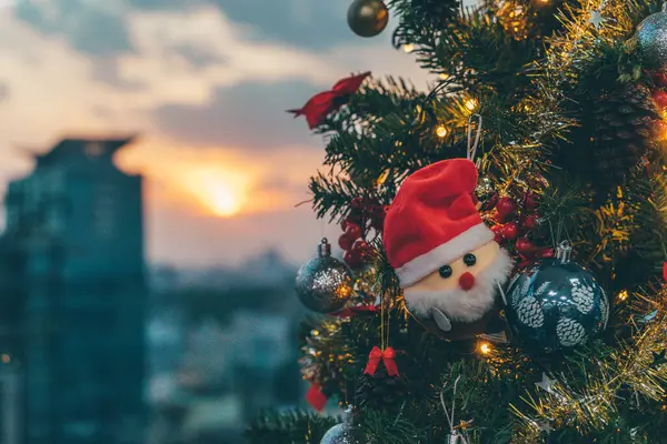 Noel Ağacı Doğum Sahnesi ve Noel Baba 'yla Ofis Şenlik Atmosferinde Balon Dekorasyonu. Yüksek kalite fotoğraf