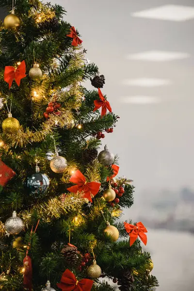 Noel Ağacı Doğum Sahnesi ve Noel Baba 'yla Ofis Şenlik Atmosferinde Balon Dekorasyonu. Yüksek kalite fotoğraf