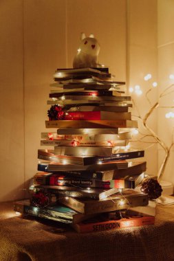 Noel Ağacı Kitap ve İsa 'nın Doğumu Sahnesi Şenlik Dekorasyonları ve Sıcak Mevsimlik Atmosfer. Yüksek kalite fotoğraf