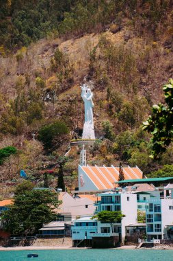Blue Sky Flowers ve Mother Mary Statue Sahne Sahil Manzaralı Vung Tau Plajı.