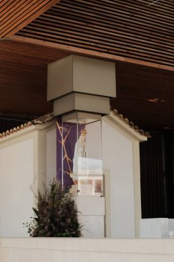 Fatima Portekiz Sığınağı 'ndaki Görüntü Şapeli, 1917' deki Bakire Meryem hayaletlerinin bulunduğu kutsal Katolik hac alanının altında sade, modern sunağı gösteriyor. Yüksek kalite