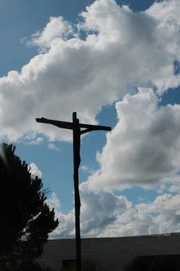 Fatima Portekiz Sığınağı 'ndaki Yüksek Haç anıtı ikonik Katolik hac alanında Hristiyan inancının bulutlu gökyüzü sembolüne karşı. Yüksek kalite fotoğraf