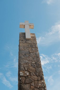Cabo da Roca 'da beyaz haçlı taş bir anıt. Sintra Portekiz' in parlak mavi gökyüzü tarihi simgesi ve ruhani sembolü altında Avrupa 'nın en batı noktasını işaretliyor. Yüksek kalite fotoğraf