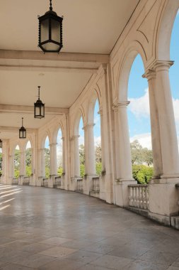 Fatima Portekiz Sığınağı 'ndaki zarif kemerli sütun klasik fenerler ve tarihi Katolik hac alanının etrafındaki kutsal huzurlu yürüyüş yolu ile. Yüksek kalite fotoğraf