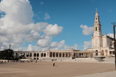 Mavi gökyüzü, bulutlu ikonik Katolik hac alanı ve mimari simgesi olan Portekiz 'in Fatima Portekiz Sığınağı' ndaki 