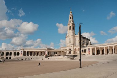 Mavi gökyüzü, bulutlu ikonik Katolik hac alanı ve mimari simgesi olan Portekiz 'in Fatima Portekiz Sığınağı' ndaki 