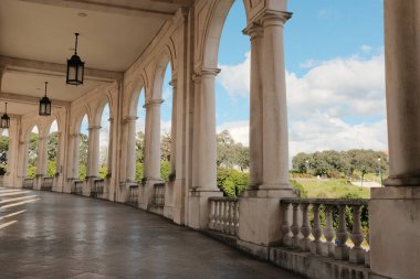 Fatima Portekiz Sığınağı 'ndaki zarif kemerli sütun klasik fenerler ve tarihi Katolik hac alanının etrafındaki kutsal huzurlu yürüyüş yolu ile. Yüksek kalite fotoğraf