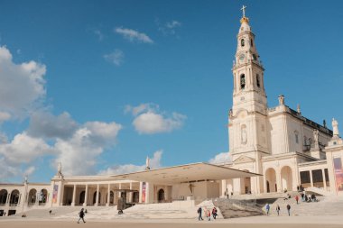 Mavi gökyüzü, bulutlu ikonik Katolik hac alanı ve mimari simgesi olan Portekiz 'in Fatima Portekiz Sığınağı' ndaki 