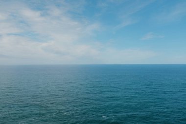 Cabo da Roca sarp kayalıklarının Sintra Portekiz 'deki parlak gökyüzü altında Avrupa' nın batısının en batısından gelen panoramik kıyı manzarası altında mavi Atlantik okyanusuyla buluşması manzarası