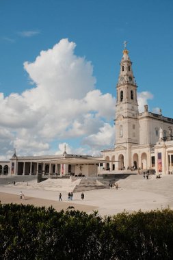 Mavi gökyüzü, bulutlu ikonik Katolik hac alanı ve mimari simgesi olan Portekiz 'in Fatima Portekiz Sığınağı' ndaki 