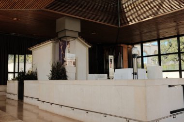 Fatima Portekiz Sığınağı 'ndaki Görüntü Şapeli, 1917' deki Bakire Meryem hayaletlerinin bulunduğu kutsal Katolik hac alanının altında sade, modern sunağı gösteriyor. Yüksek kalite