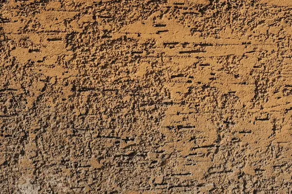 Eskimiş eski desenli kahverengi duvar yüzeyi sert koyu kabuklu sıva boyası ile kapanıyor ve inşaat ve mimari kullanım için eskimiş beton grunge detay arka planıyla yaşlanıyor. Yüksek kalite fotoğraf