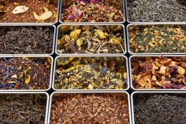 Yeşil, siyah, oolong, rooibos ve bitkisel karışımların yer aldığı, metal konservelerde bol yapraklı çaylardan oluşan canlı bir çeşitlilik. Rengi ve aroması zengin, çay severler ve sağlık düşkünleri için mükemmel..