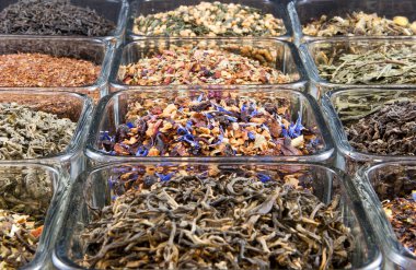 Yeşil, siyah, oolong ve bitkisel karışımlardan oluşan cam kavanozlarda bol yapraklı çaylar. Rengi ve aroması zengin, çay severler ve sağlık düşkünleri için mükemmel..