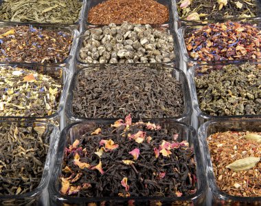 Yeşil, siyah, oolong ve bitkisel karışımlardan oluşan cam kavanozlarda bol yapraklı çaylar. Rengi ve aroması zengin, çay severler ve sağlık düşkünleri için mükemmel..