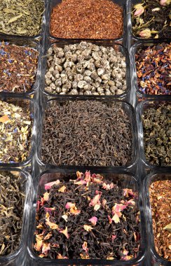 Yeşil, siyah, oolong ve bitkisel karışımlardan oluşan cam kavanozlarda bol yapraklı çaylar. Rengi ve aroması zengin, çay severler ve sağlık düşkünleri için mükemmel..