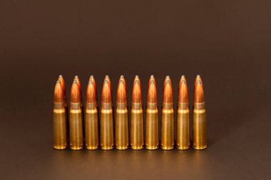 7.62x39 mühimmat, av mermileri, yumuşak uçlu tüfek mermileri iki sıra halinde dikey duran koyu arkaplan..