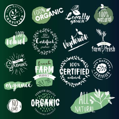 Organik, doğal, vejetaryen, vejetaryen, çiftçi taze, yerel olarak yetişmiş, sertifikalı ve yeşil beyaz renkli GMO 'suz ürün etiketleri sağlıklı yaşam tarzını destekliyor.