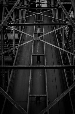 Terk Edilmiş Çelik Yapısı İçinde Simetri