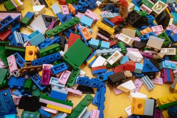 Dağınık lego oyuncakları yığını