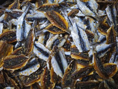 Geleneksel bir pazarda çok fazla tuzlu balık var.